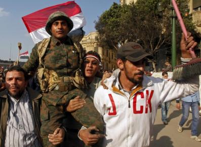 Παραμένουν οι Αιγύπτιοι στην πλατεία Ταχρίρ