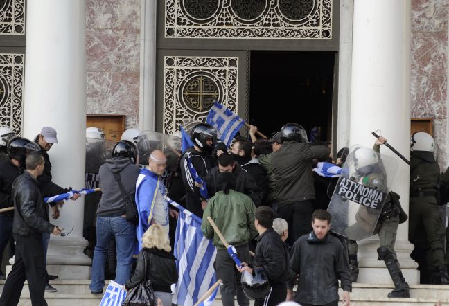 Τα μαζεύουν από τον Άγιο Παντελεήμονα