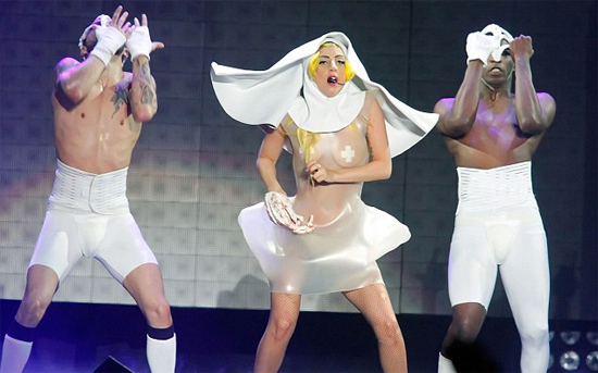 Η Lady Gaga προκαλεί&#8230; ξανά