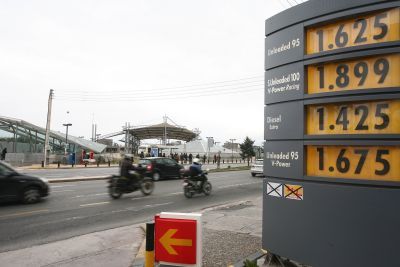 Θετική η επιβολή πλαφόν στην τιμή βενζίνης