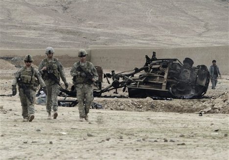 Αμερικανοί στρατιώτες ποζάρουν δίπλα σε πτώματα