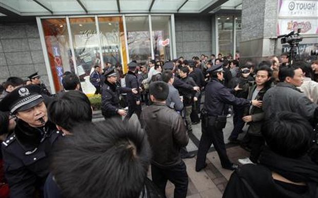 Το Πεκίνο καλεί σε&#8230; τάξη τους δημοσιογράφους