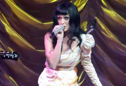 H Katy Perry διασκευάζει τη Lady Gaga!