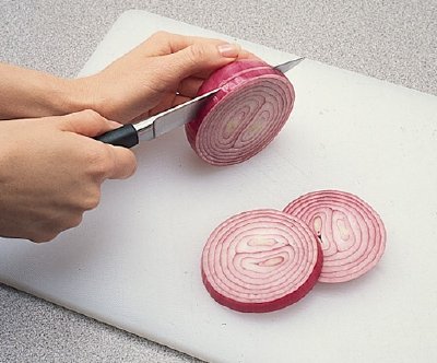 Πώς να καθαρίσετε κρεμμύδια χωρίς να δακρύσετε