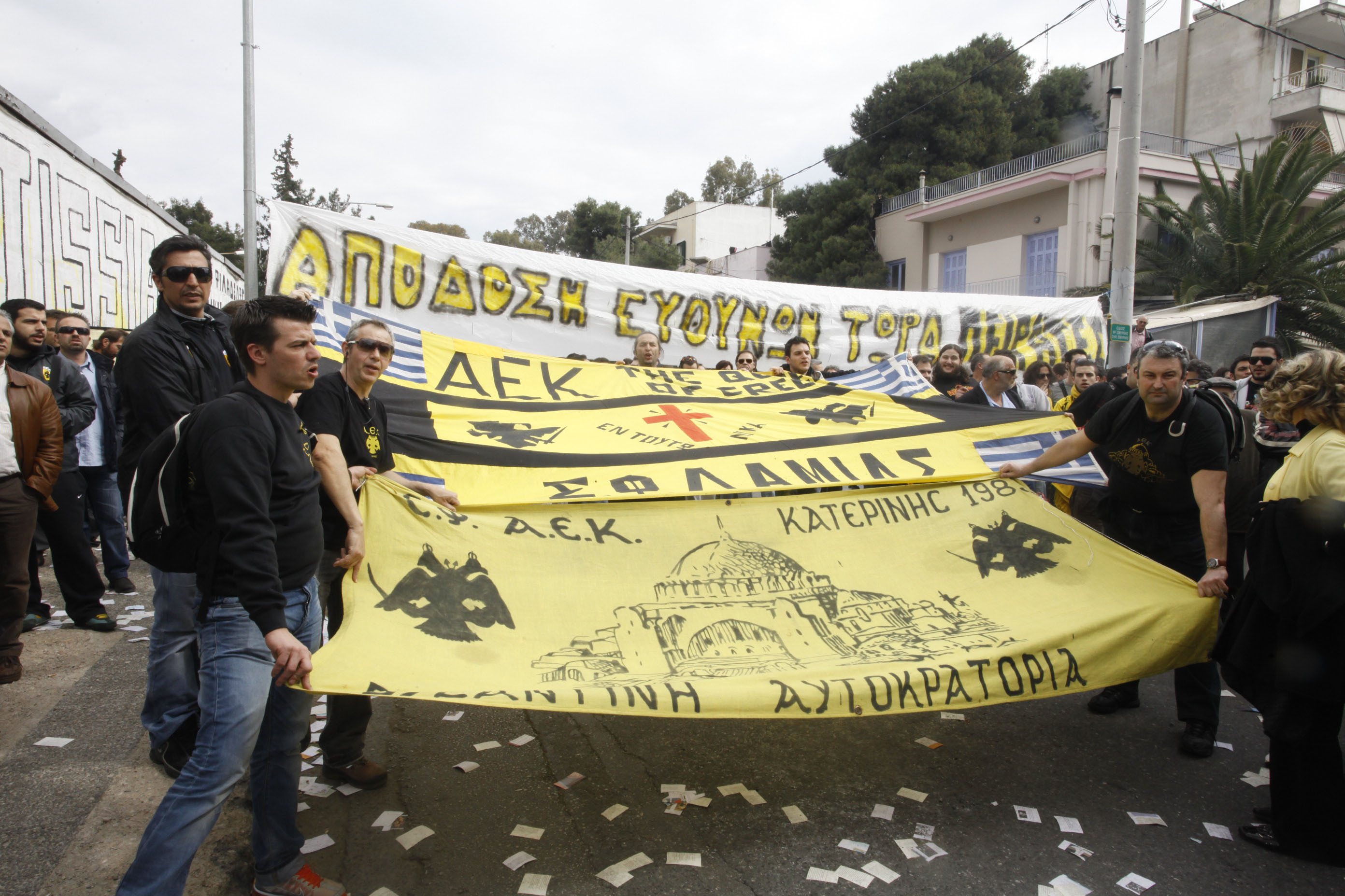 Συνθήματα υπέρ της ΑΕΚ και εναντίον των μετόχων