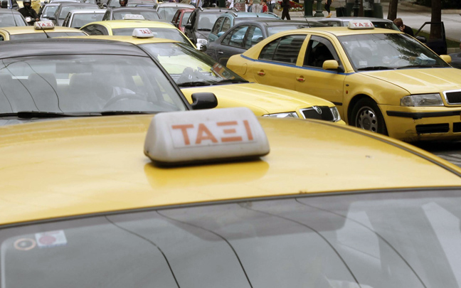 Με απεργία διαρκείας απειλούν οι ιδιοκτήτες ταξί