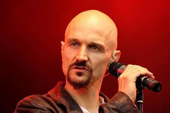 O Tim Booth απόψε στην Ιερά Οδό