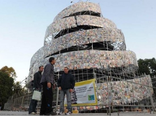 Πύργος της Βαβέλ από 30.000 βιβλία