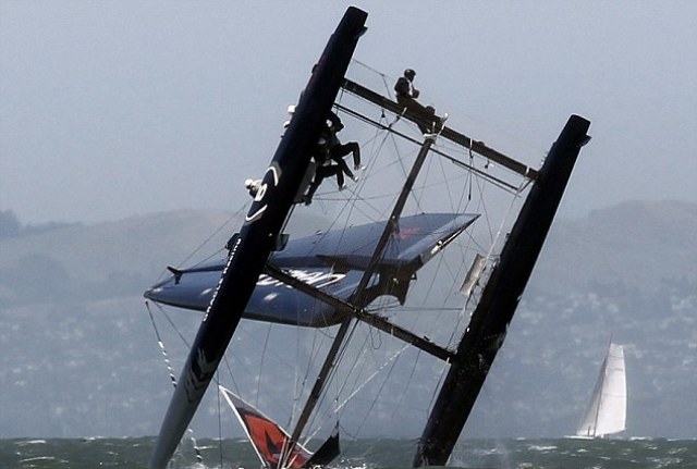 Catamaran αναποδογύρισε στον πρώτο του αγώνα στις Η.Π.Α.