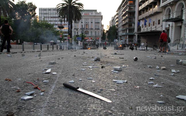 Στα&#8230; χαρακώματα της πλατείας Συντάγματος