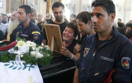 Ξεχείλισε η οργή στην κηδεία του διοικητή της ναυτικής βάσης