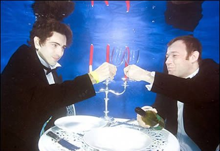 Είσαι για ένα&#8230; underwater dinner;