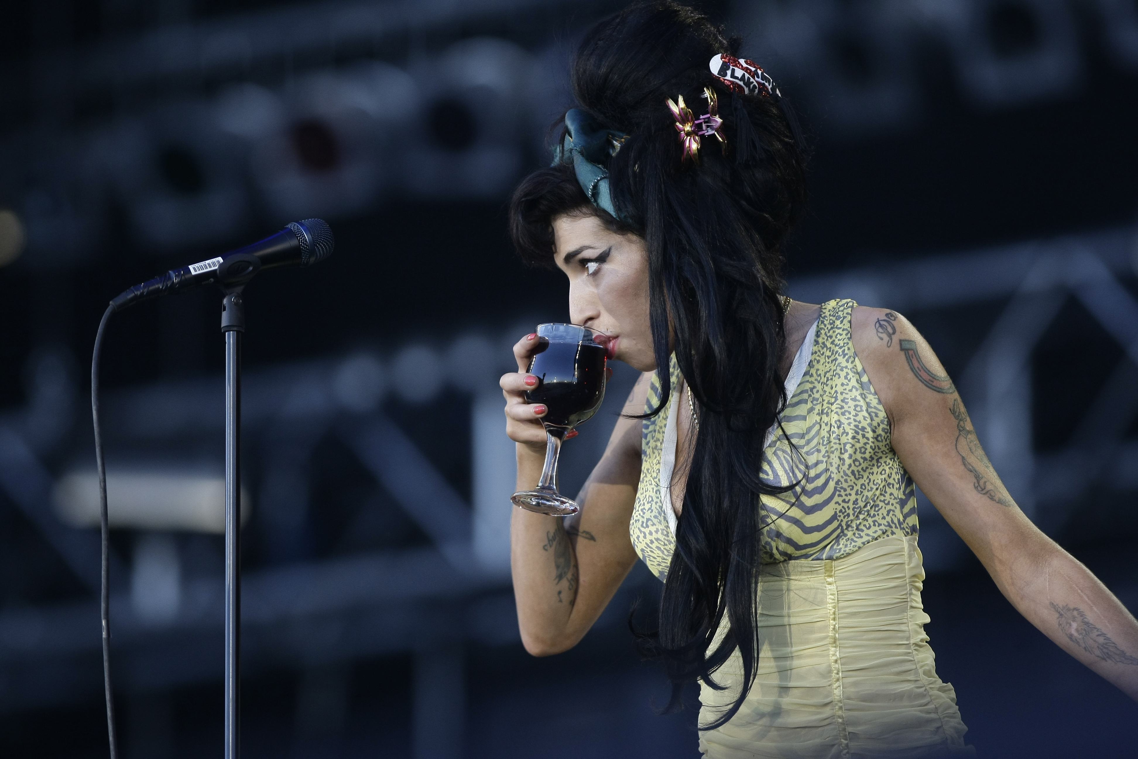 Σοκαρισμένοι οι επώνυμοι από το θάνατο της Amy Winehouse