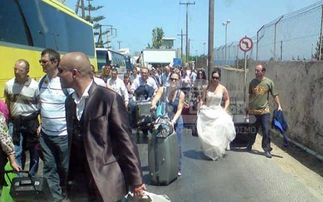 Γαμήλια&#8230; πεζοπορία στο αεροδρόμιο Ηρακλείου