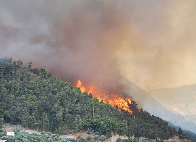 Σε ύφεση η φωτιά στα Τρίκαλα Κορινθίας