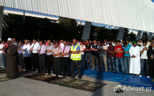Η προσευχή των μουσουλμάνων της Αθήνας στο ΟΑΚΑ