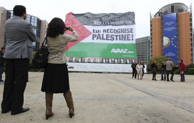 Ανήρτησαν γιγαντιαία σημαία ζητώντας την αναγνώριση της Παλαιστίνης