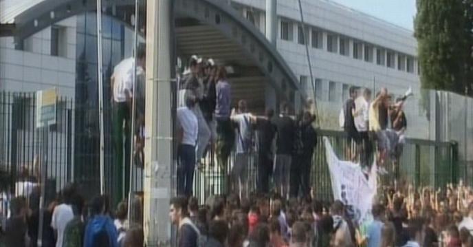 Μαθητές διαδηλώνουν έξω από το υπουργείο Παιδείας