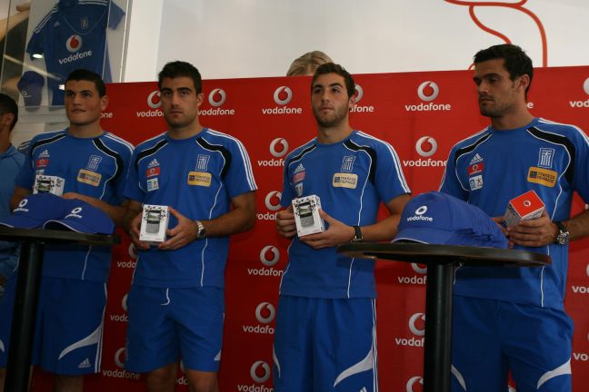 Οι παίκτες της Εθνικής στο κατάστημα της Vodafone