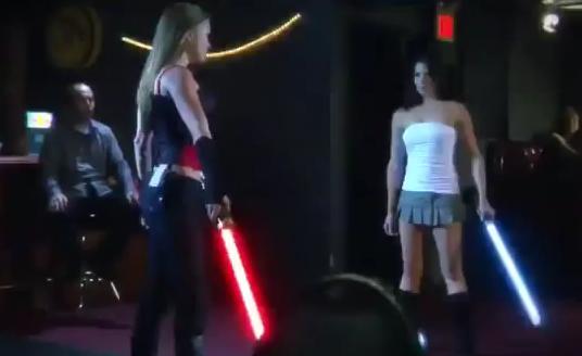 Η πιο σέξι μάχη με lightsabers