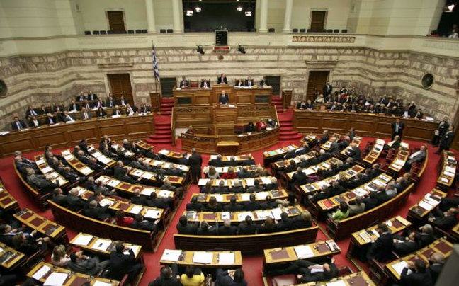 Παράκαμψη της κοινοβουλευτικής οδού ζητά η τρόικα