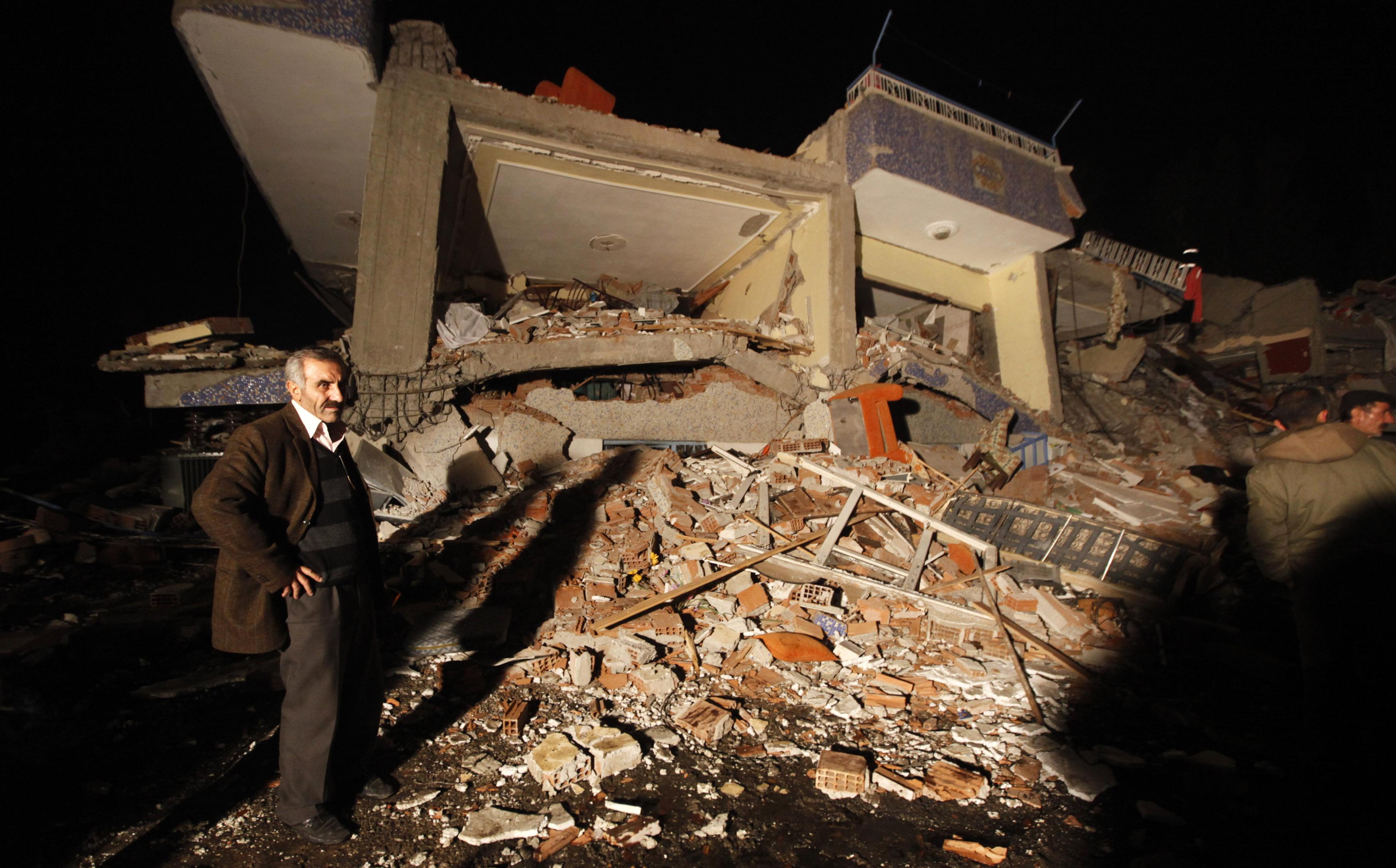 Δεκάδες κτίρια κατέρρευσαν στην Τουρκία