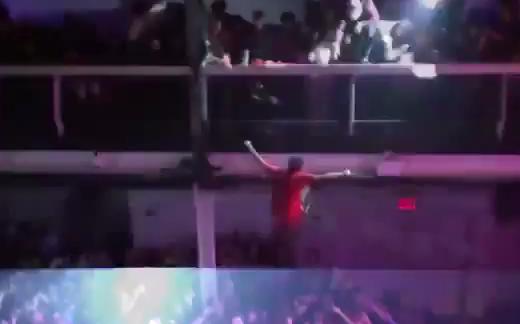 Το πιο τολμηρό stage diving