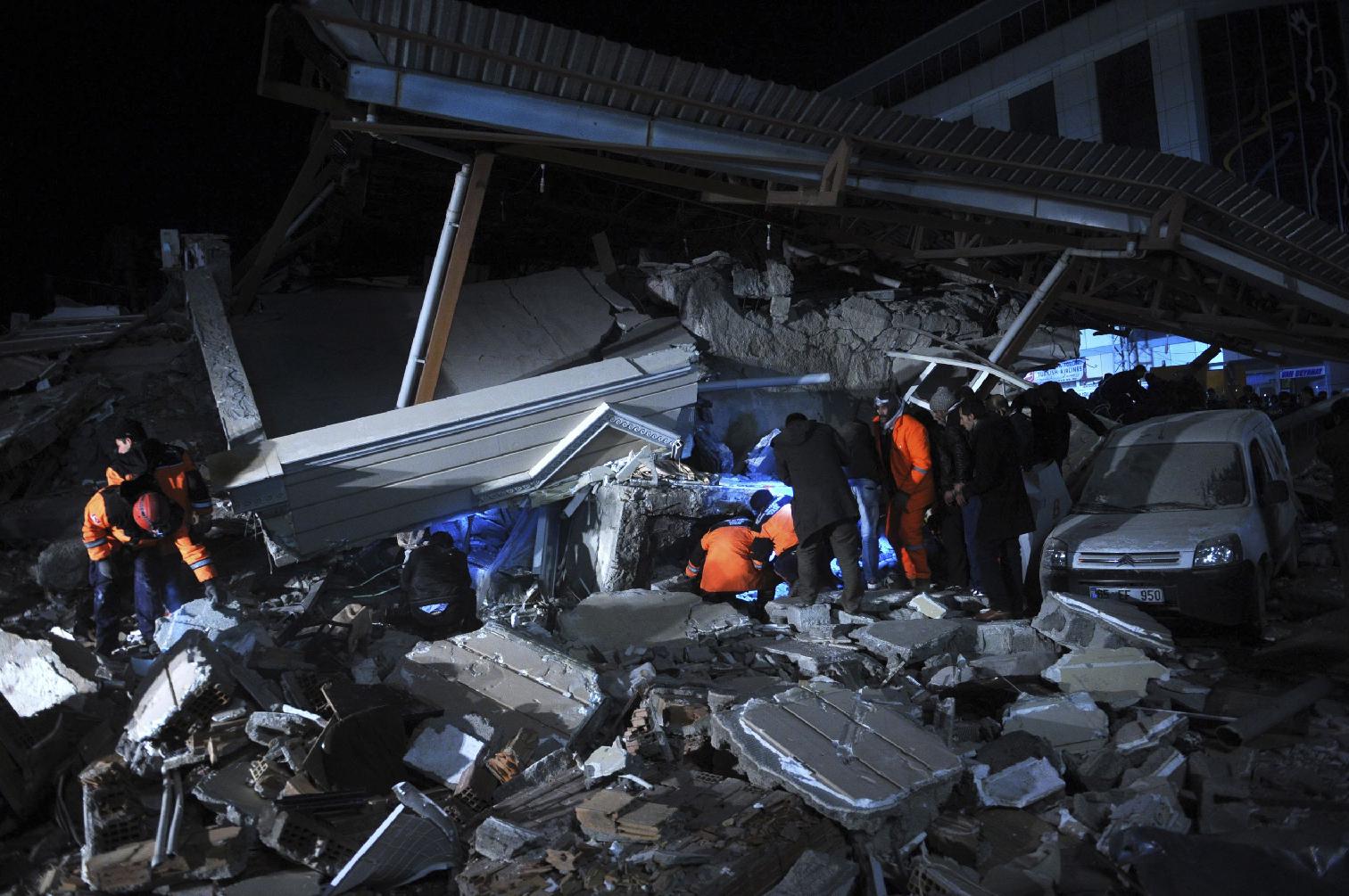 Επτά νεκροί από το σεισμό στην Τουρκία