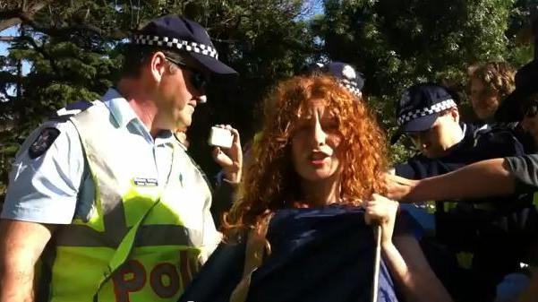 Αστυνομικοί έγδυσαν Αγανακτισμένη στη Μελβούρνη
