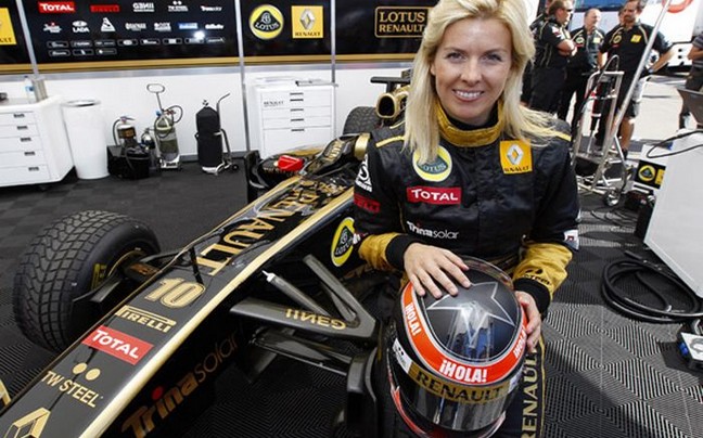 Γυναίκα οδηγός στην Lotus-Renault