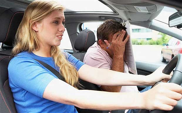 Τα σεξιστικά αστεία κάνουν τις γυναίκες χειρότερες οδηγούς