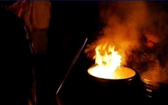 Επταμελής οικογένεια καίει ξύλα σε τενεκέ για να ζεσταθεί
