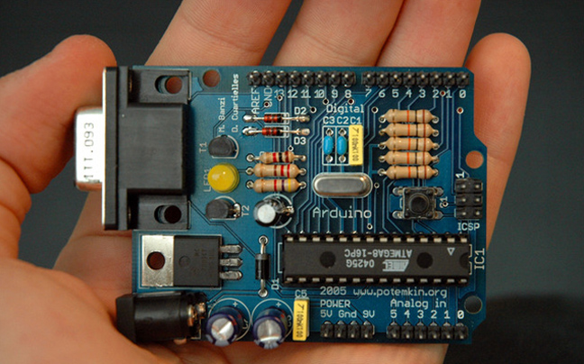 Πλακέτα Arduino προγραμματίστηκε με ένα αρχείο ήχου