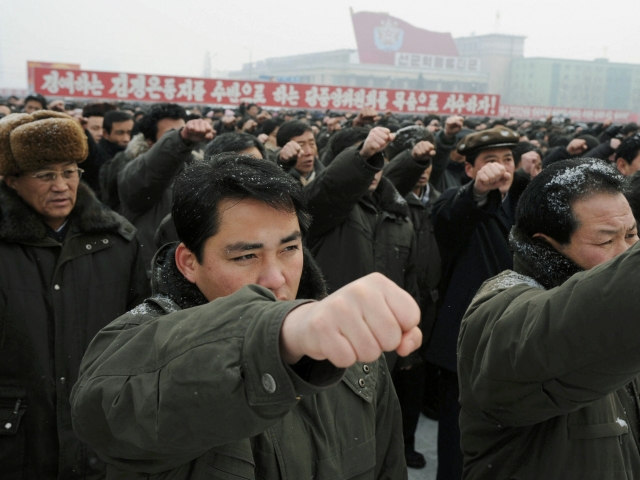 Xιλιάδες Βορειοκορεάτες επευφημούν το νέο τους ηγέτη