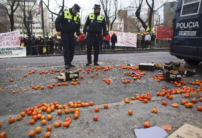 Πέταξαν ντομάτες στην αντιπροσωπεία της ΕΕ