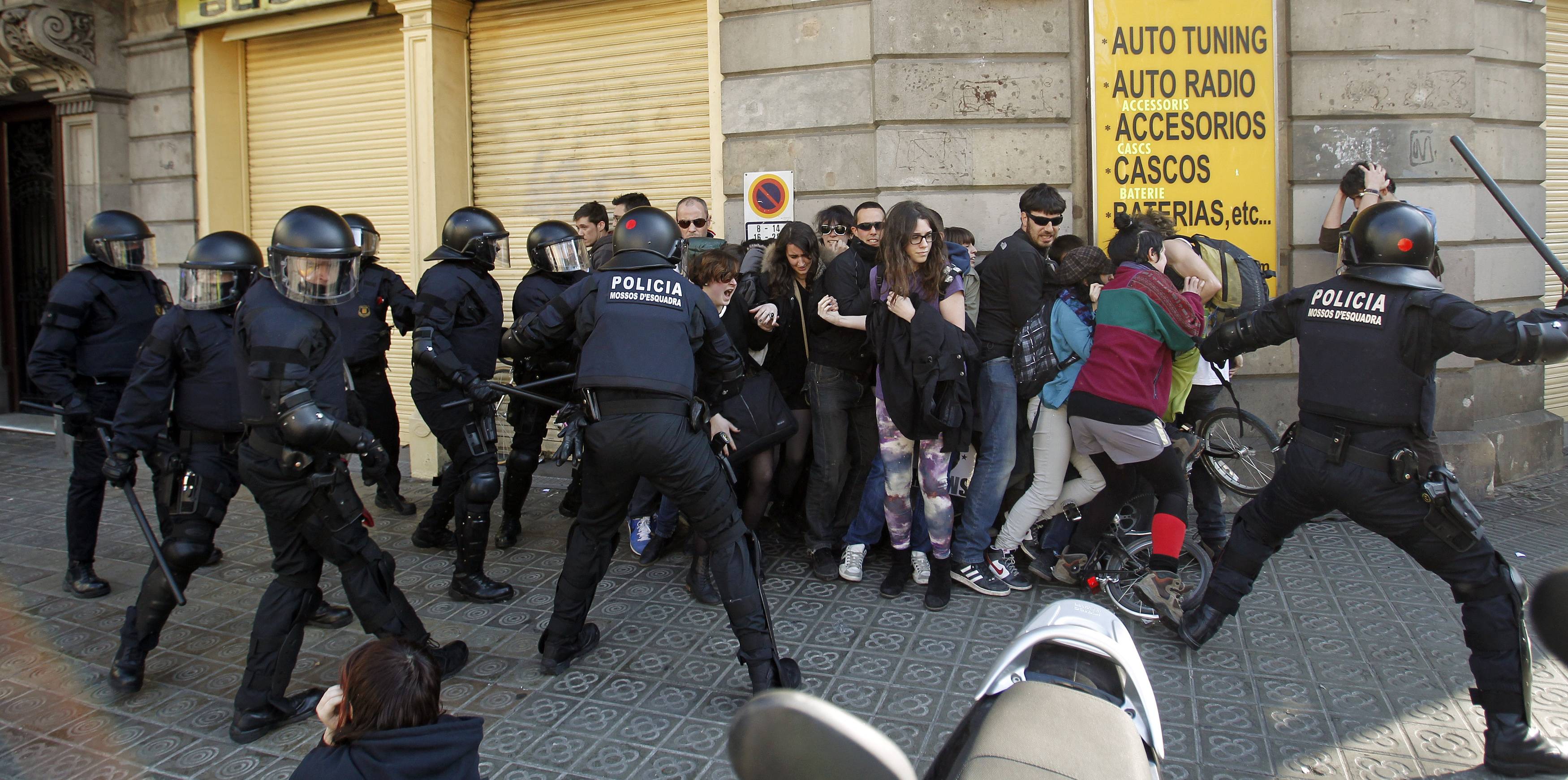 Συγκρούσεις στη Βαρκελώνη μεταξύ φοιτητών &#8211; αστυνομικών