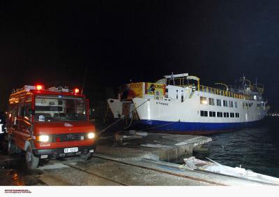 Περιορίστηκε η φωτιά στο πλοίο στον Πειραιά