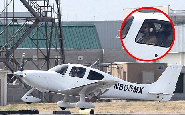 Η Angelina Jolie τώρα και πιλότος!