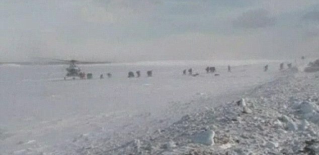 Εκατοντάδες ψαράδες εγκλωβίστηκαν σε κομμάτι πάγου
