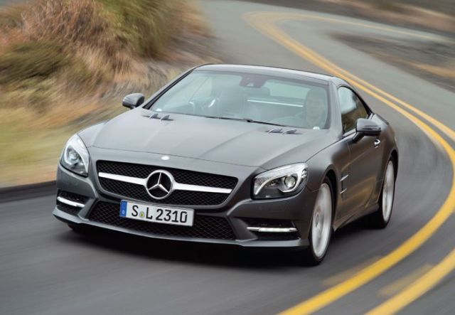 Με το εξελιγμένο σύστημα COMAND Online εφοδιάζεται η Mercedes SL