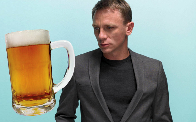 Ο James Bond πίνει&#8230; μπύρες