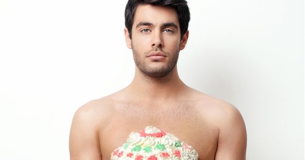 Γυμνός με μια τούρτα στα χέρια φωτογραφήθηκε ο Μαρτάκης