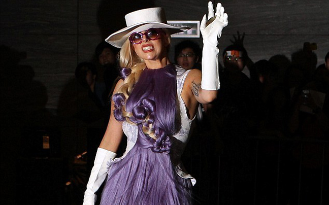 Τρίχες &#8211; κυριολεκτικά και μεταφορικά &#8211; φόρεσε η Lady Gaga
