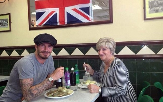 Ο David Beckham πήγε με την μαμά του για φαγητό