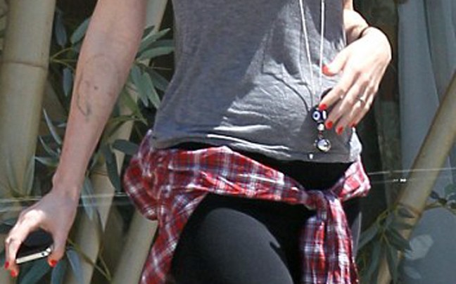 Η Megan Fox μας δείχνει την κοιλιά της!