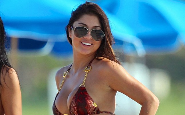 Η Arianny Celeste αναστατώνει τις παραλίες του Μαϊάμι