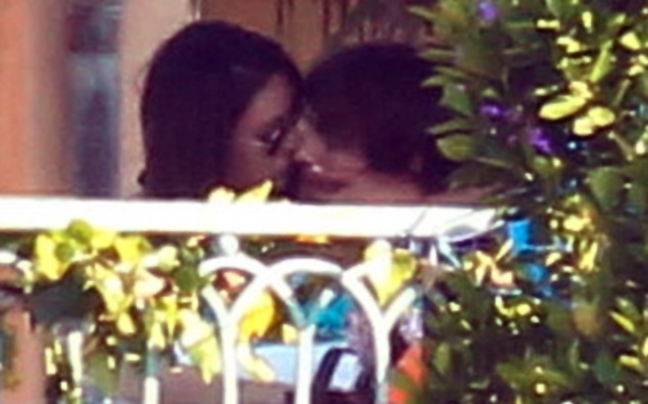 Τον «έπνιξε» στα φιλιά η Mila Kunis