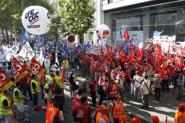 Βγήκαν στους δρόμους οι εργαζόμενοι της Peugeot