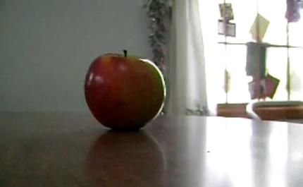 Πώς να κόψεις ένα μήλο στα δύο