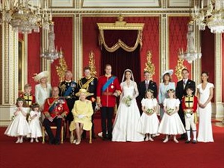 Η βασιλική οικογένεια της Αγγλίας ποζάρει